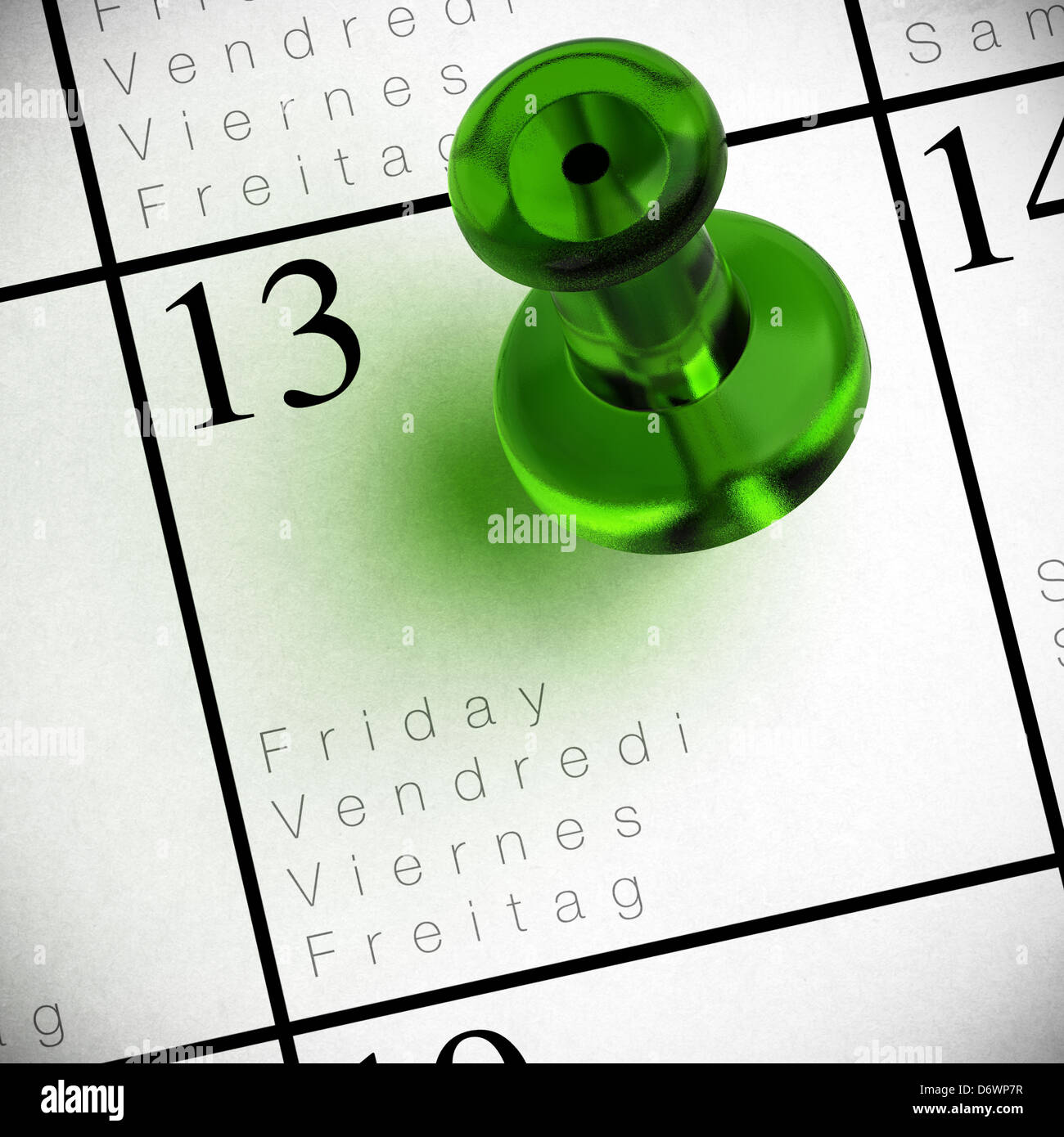 Venerdì il tredicesimo scritto su un calendario multilingue con una puntina rossa con trasparenza Foto Stock