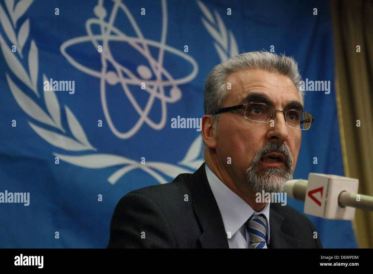 Juan Carlos Lentijo(direttore della divisione del ciclo del combustibile nucleare e la tecnologia dei rifiuti) Missione team leader Partecipa a conferenza stampa della AIEA team completa revisione iniziale del Giappone e dei suoi piani per smantellare Fukushima Daiichi il 22 Apr 2013 Tokyo Giappone. (Foto di Mooto Naka/AFLO) Foto Stock