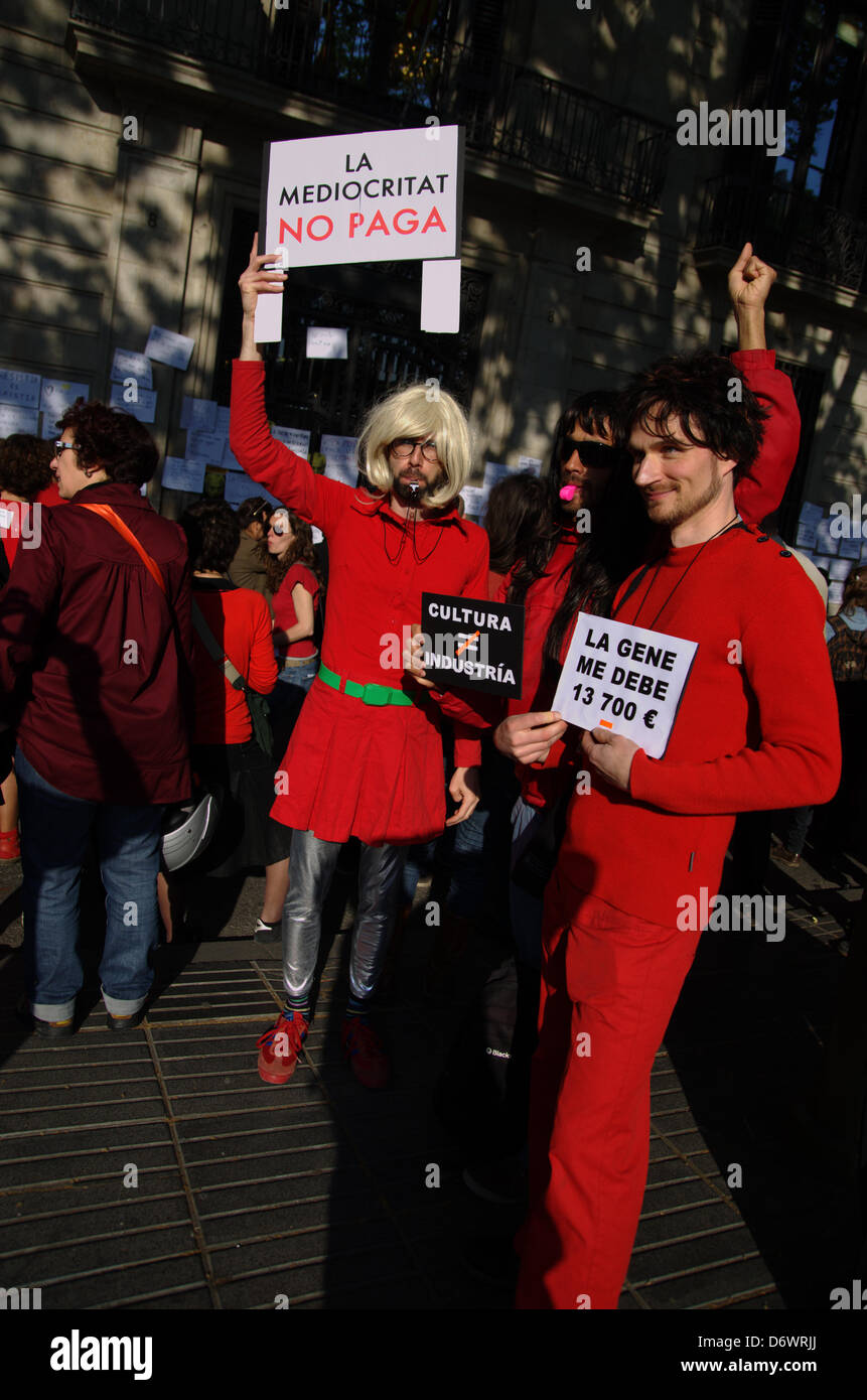 Barcellona, Spagna. 23 Aprile, 2013. . I lavoratori di aree culturali proteste contro i tagli di bilancio e l'aumento delle imposte alla cultura eventi come i biglietti del cinema o teatro. Questo movimento viene chiamato il "zona Roja' (rosso marea). La dimostrazione è stata in parte anteriore del segretario della Cultura del governo catalanian in Ramblas di Barcellona durante la Saint George's celebrazione, il libro del giorno. Foto Stock