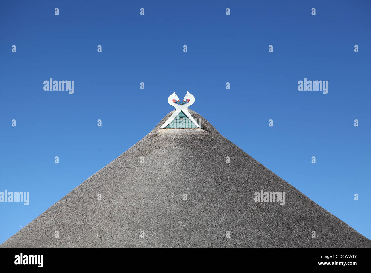 Molfsee, Germania, Pferdekoepfe (gable jewelery) sul timpano di un tetto di paglia Foto Stock