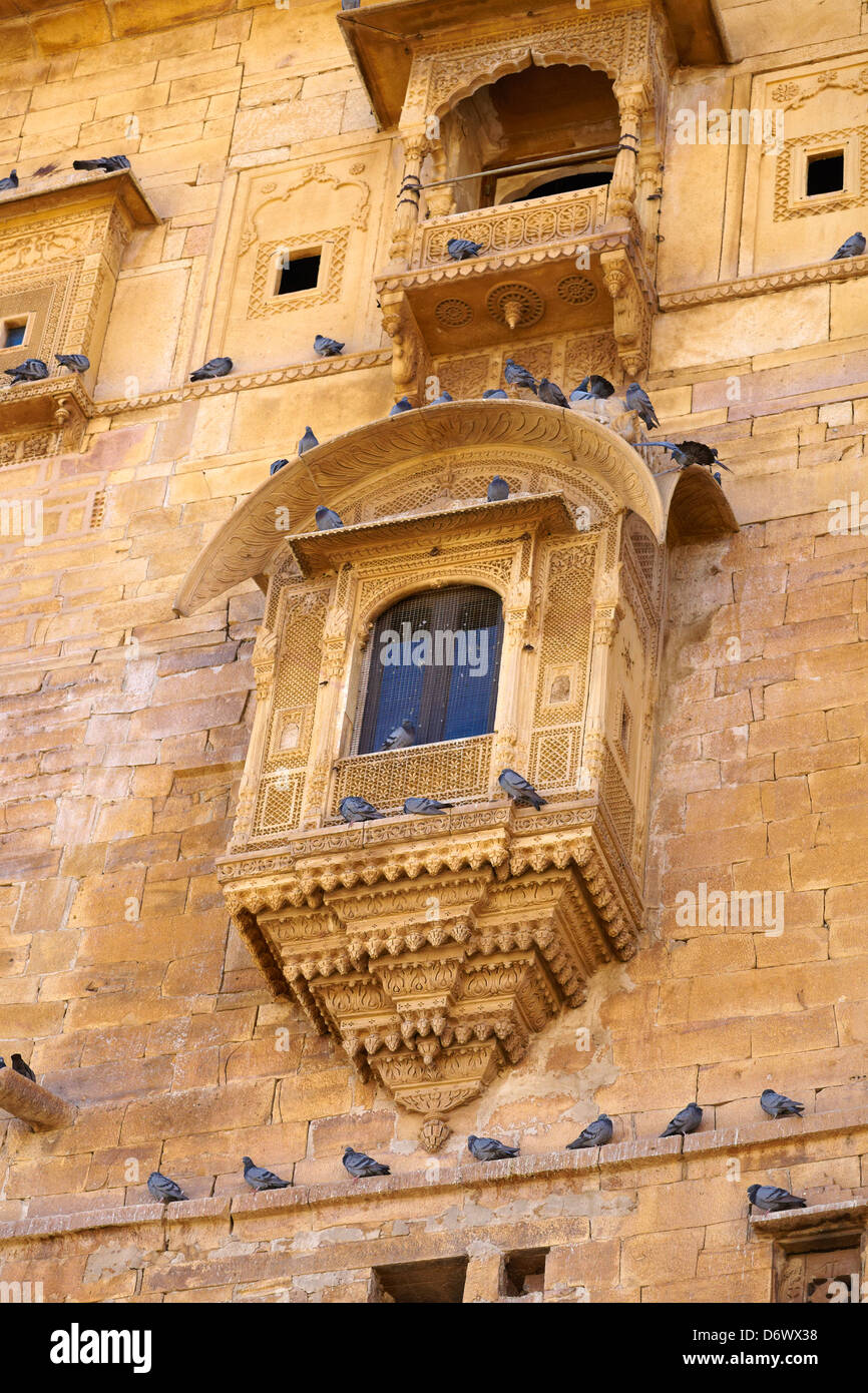 Finestra decorata in Jaisalmer Fort, architettura dettaglio, Jaisalmer, Rajasthan, India Foto Stock