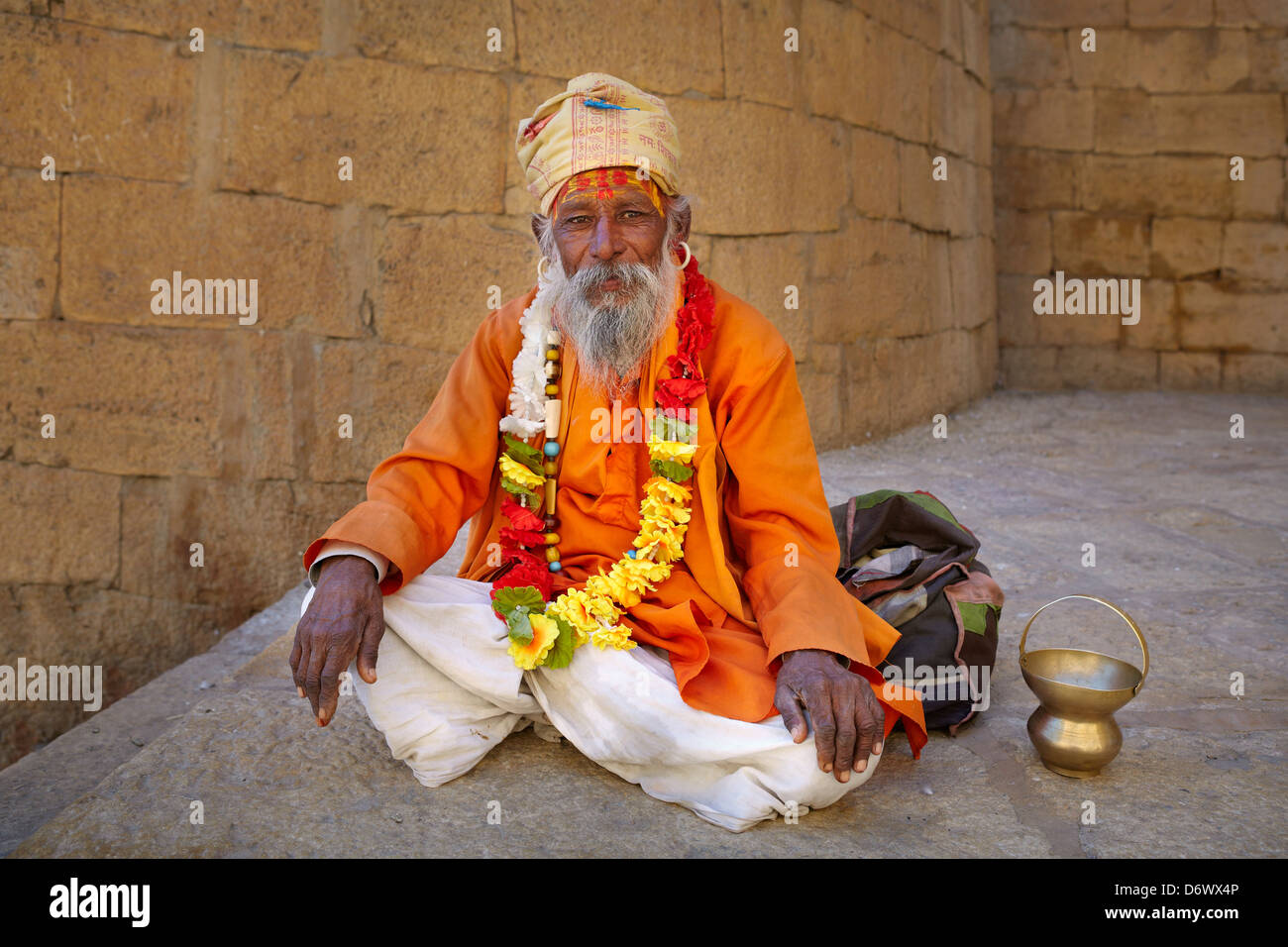 Ritratto di sorridente indù in India uomo santo, Sadhu, Jaisalmer Fort, Rajasthan, India Foto Stock