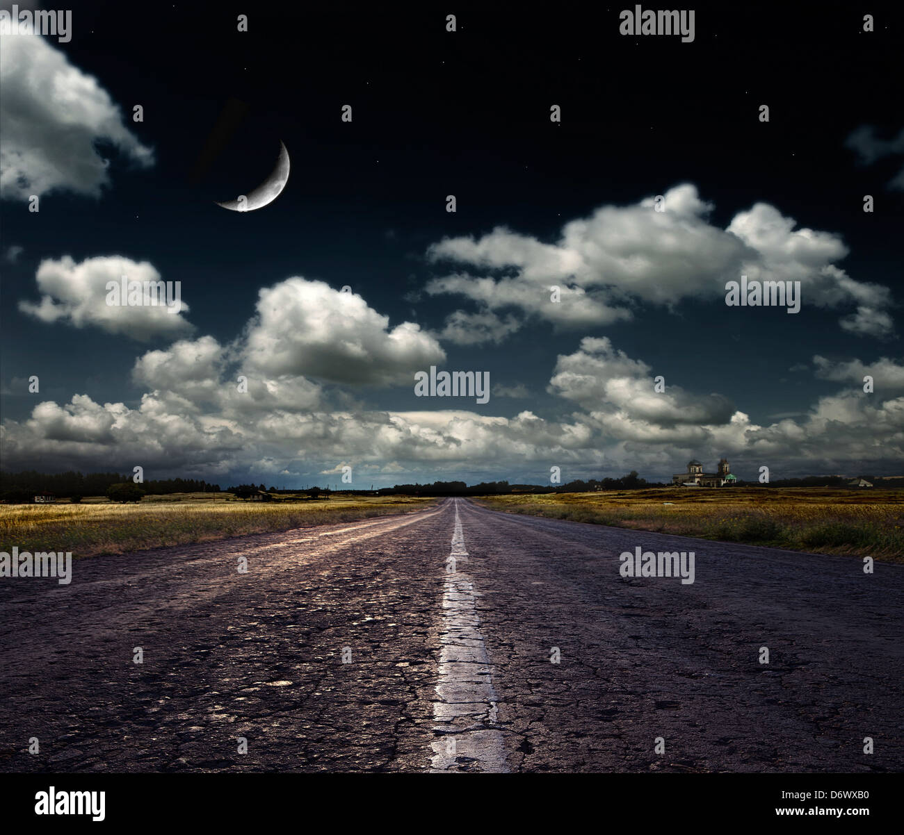 Paese strada che conduce alla chiesa Foto Stock