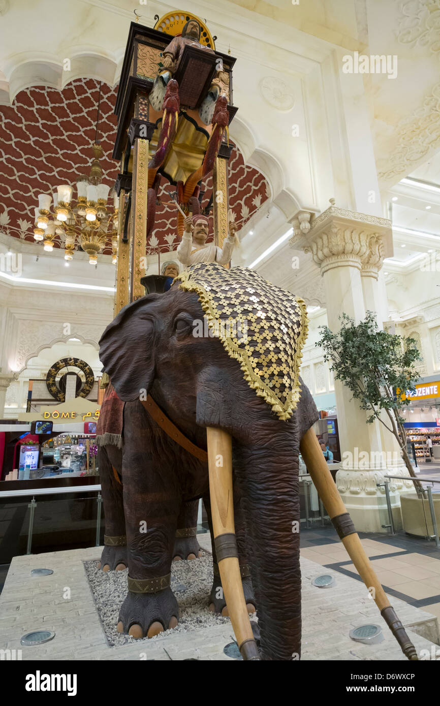 India corte con statua dell'elefante a Ibn Battuta Mall Shopping in Dubai Emirati Arabi Uniti Foto Stock