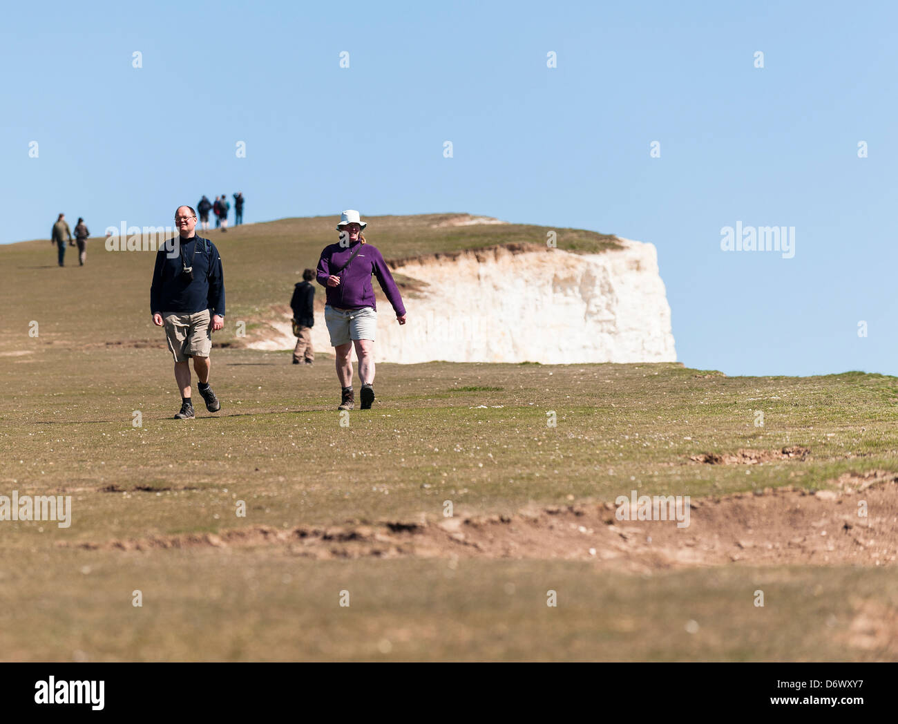 Walkers sul Beachy Head in East Sussex. Foto Stock