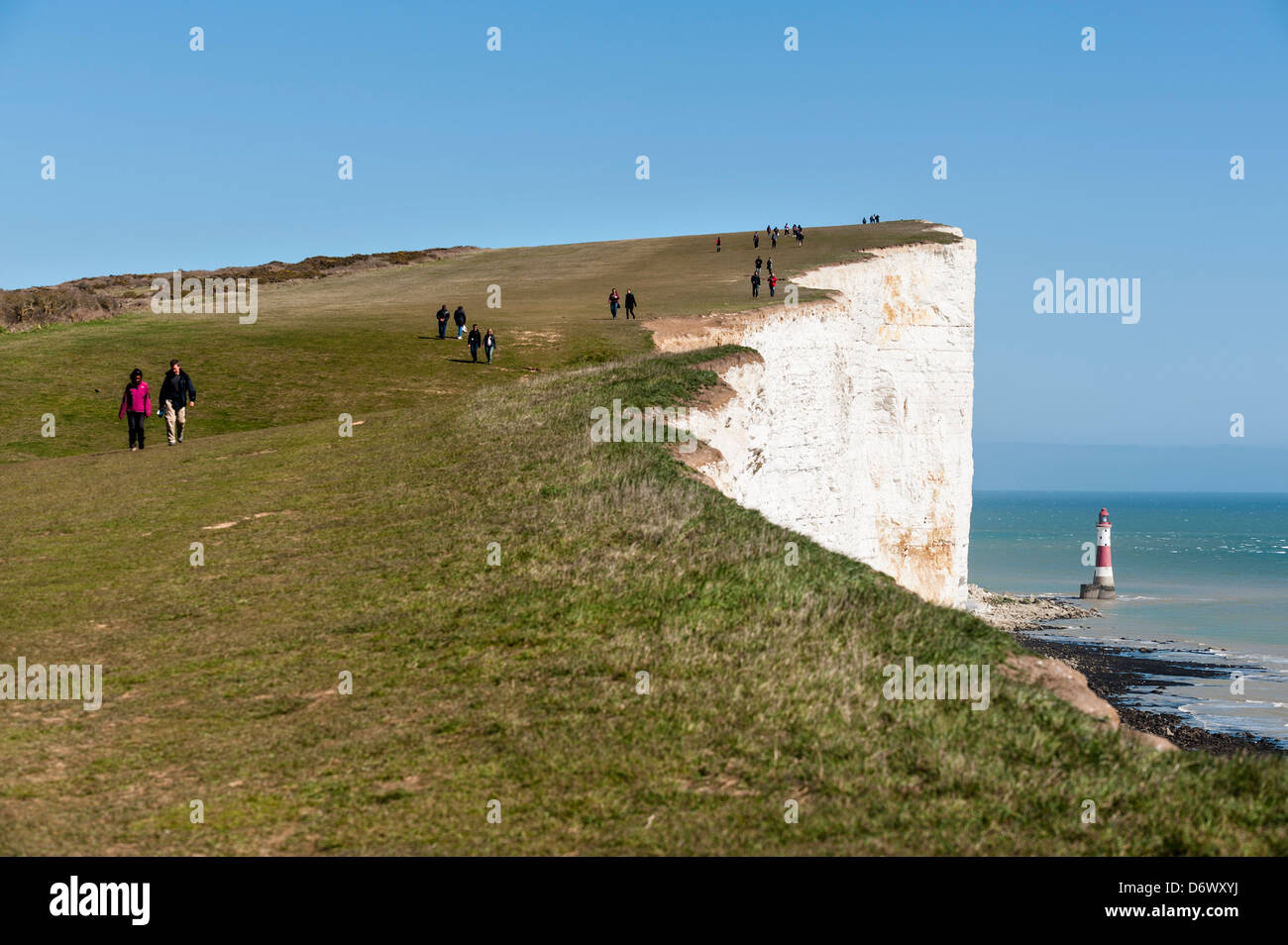 Walkers sul Beachy Head in East Sussex. Foto Stock