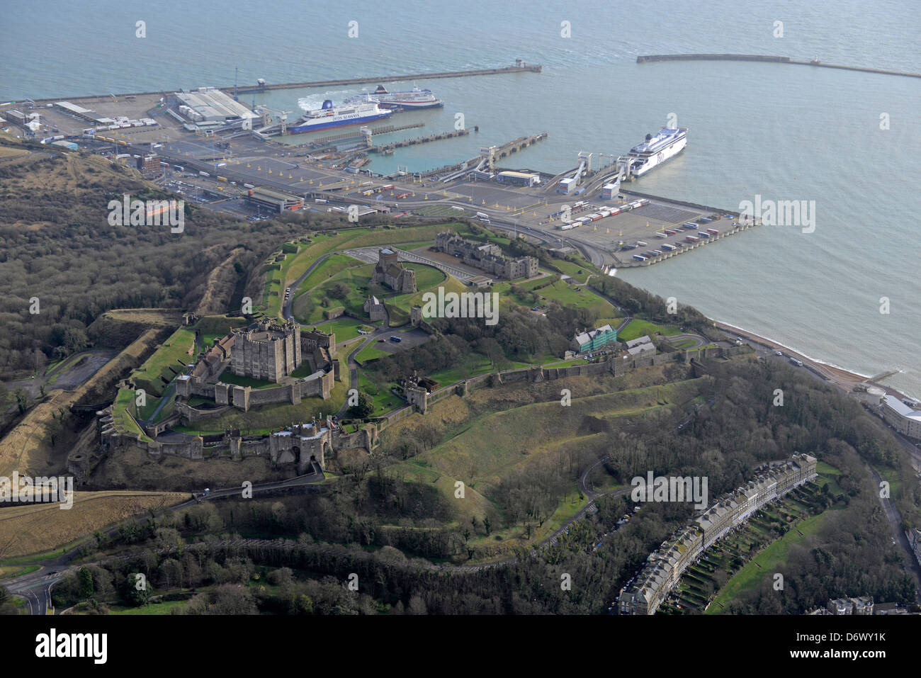 Fotografia aerea di Dover Castle Harbour in background Foto Stock