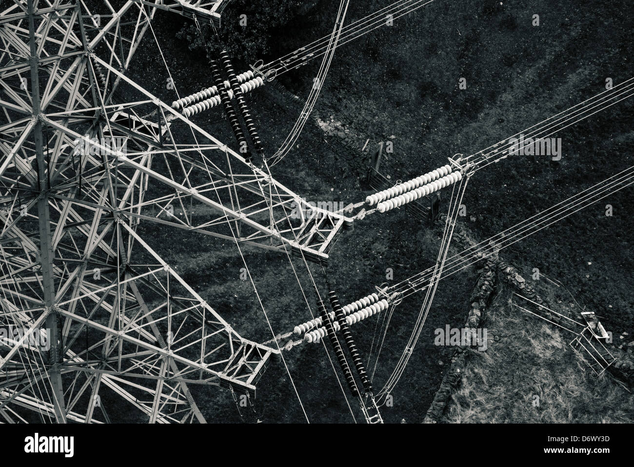 Chiudere fino in bianco e nero la fotografia aerea che mostra i dettagli di linee di potenza e pilone Foto Stock