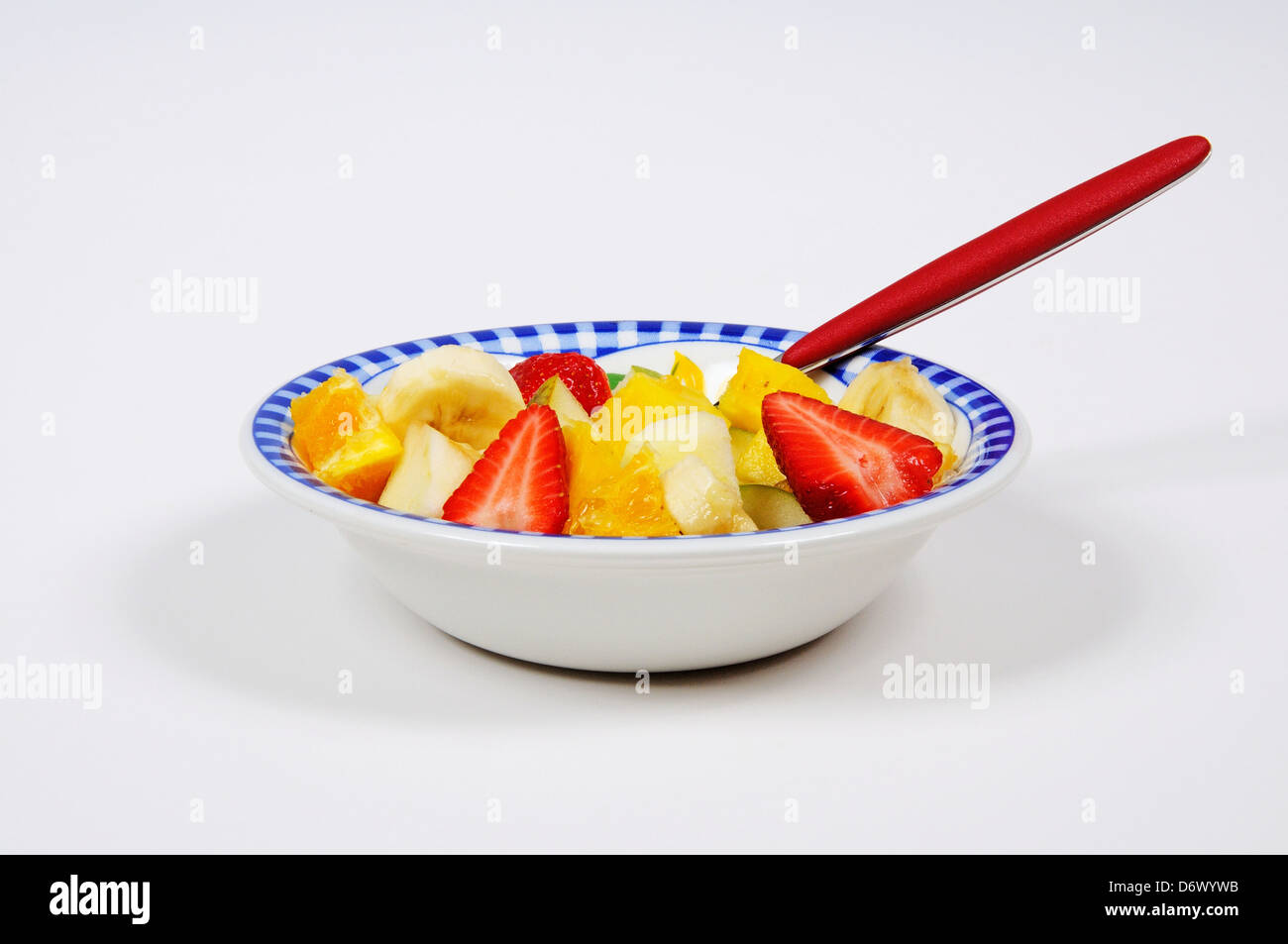Ciotola di insalata di frutta contro uno sfondo semplice. Foto Stock