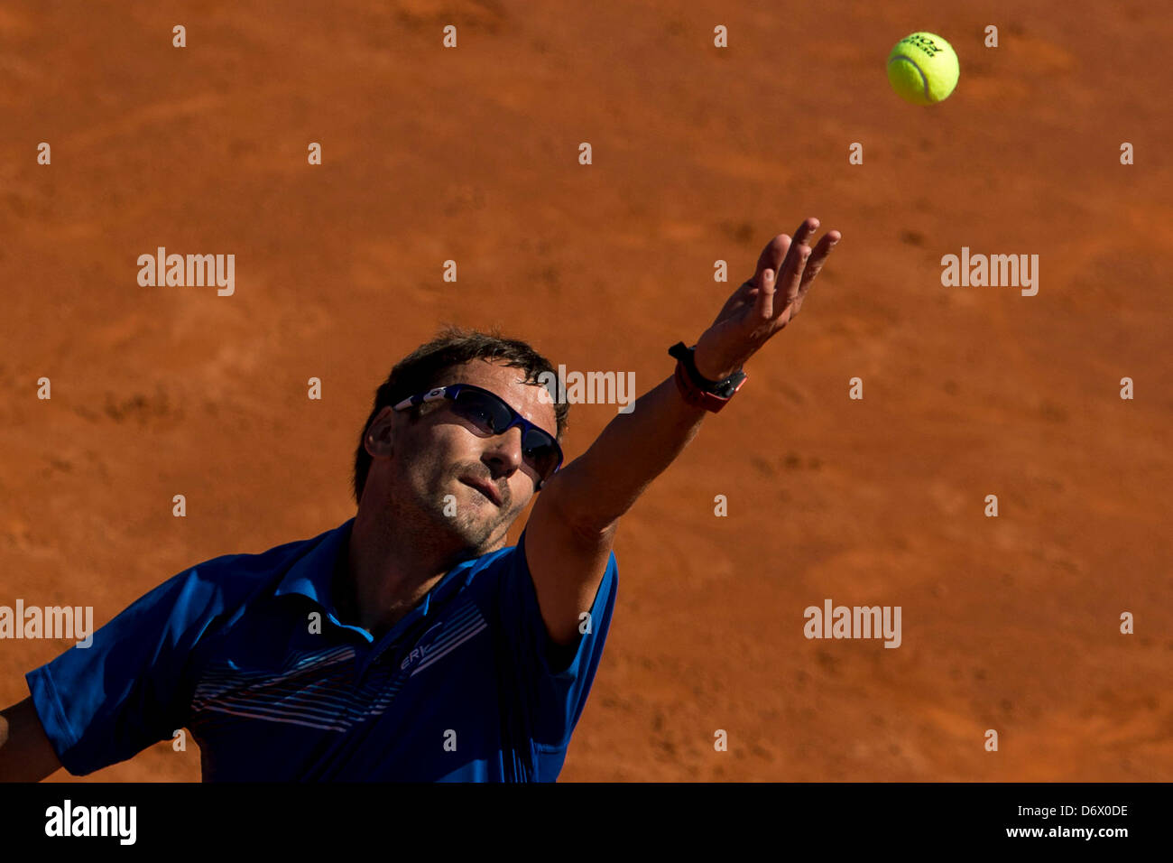 Barcellona, Spagna. 24 Aprile, 2013. Tommy ROBREDO: risultati nei di Spagna serve la palla a Grigor Dimitrov di Bulgaria durante il giorno tre del 500 ATP World Tour Barcelona Open Banc Sabadell 2013 corsi di tennis al Real Club de tenis Barcelona Foto Stock