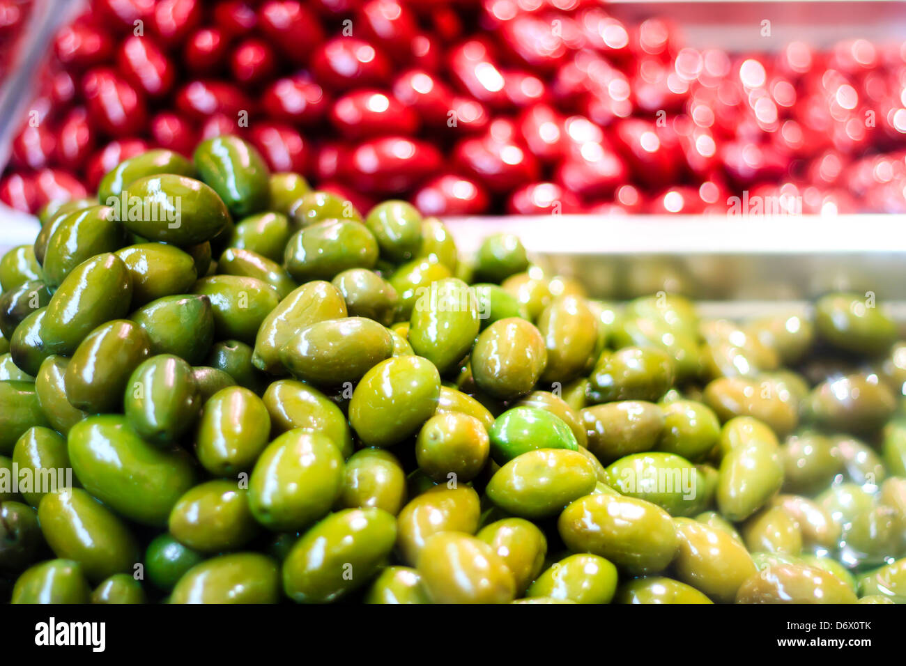 Rosso fresco olive nel mercato Naschmarkt, Vienna, Austria Foto Stock