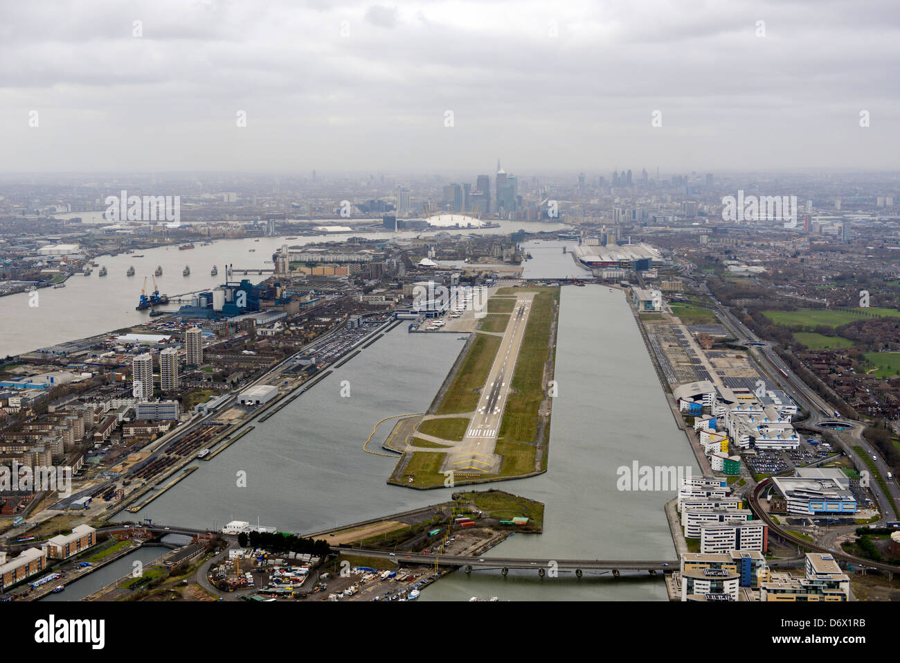 Fotografia aerea del London City Airport guardando verso Canary Wharf Foto Stock