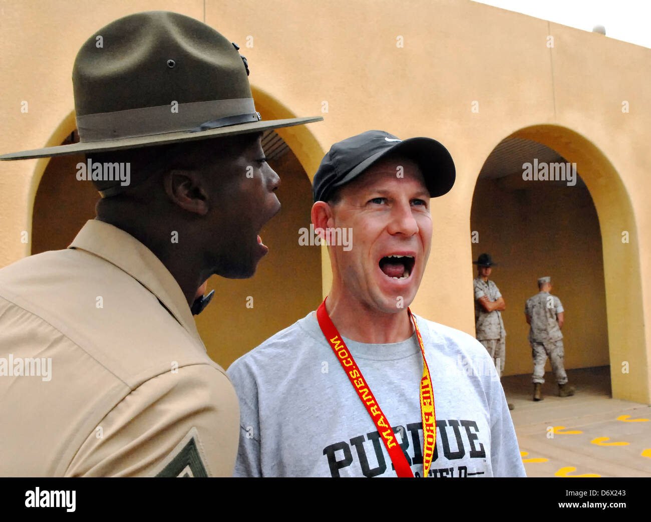 Un US Marine Corps trapanare istruttore urla a reclutare marino durante il boot camp a Marine Corps reclutare Depot Agosto 10, 2010 a San Diego, CA. Foto Stock