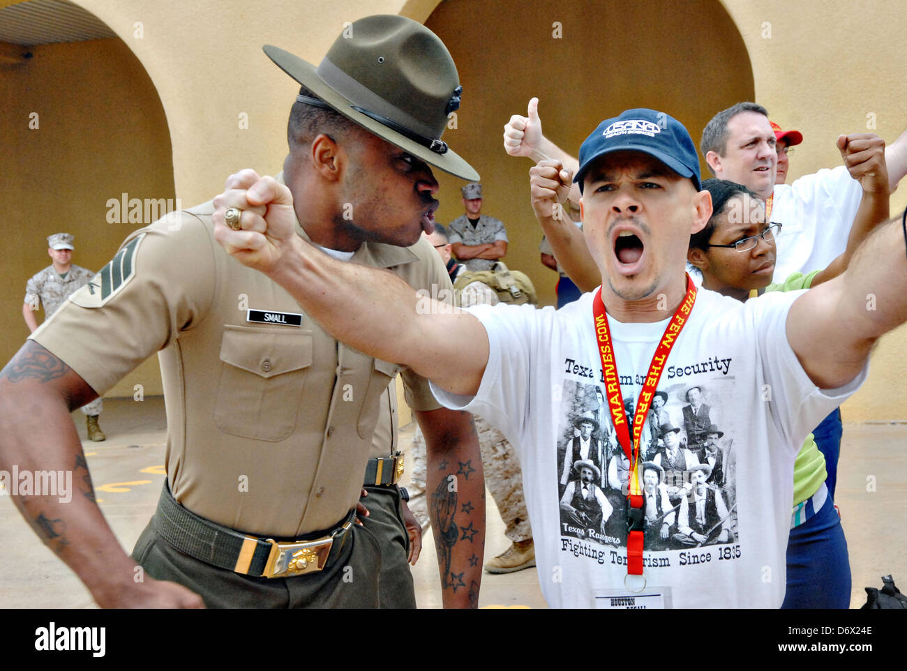 Un US Marine Corps trapanare istruttore urla a reclutare marino durante il boot camp a Marine Corps reclutare Depot Agosto 10, 2010 a San Diego, CA. Foto Stock