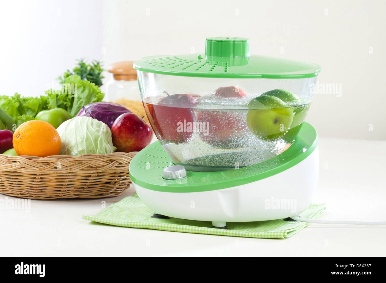 La frutta e la verdura pulitore ozono macchina è facile modo per pulire la frutta e la verdura Foto Stock