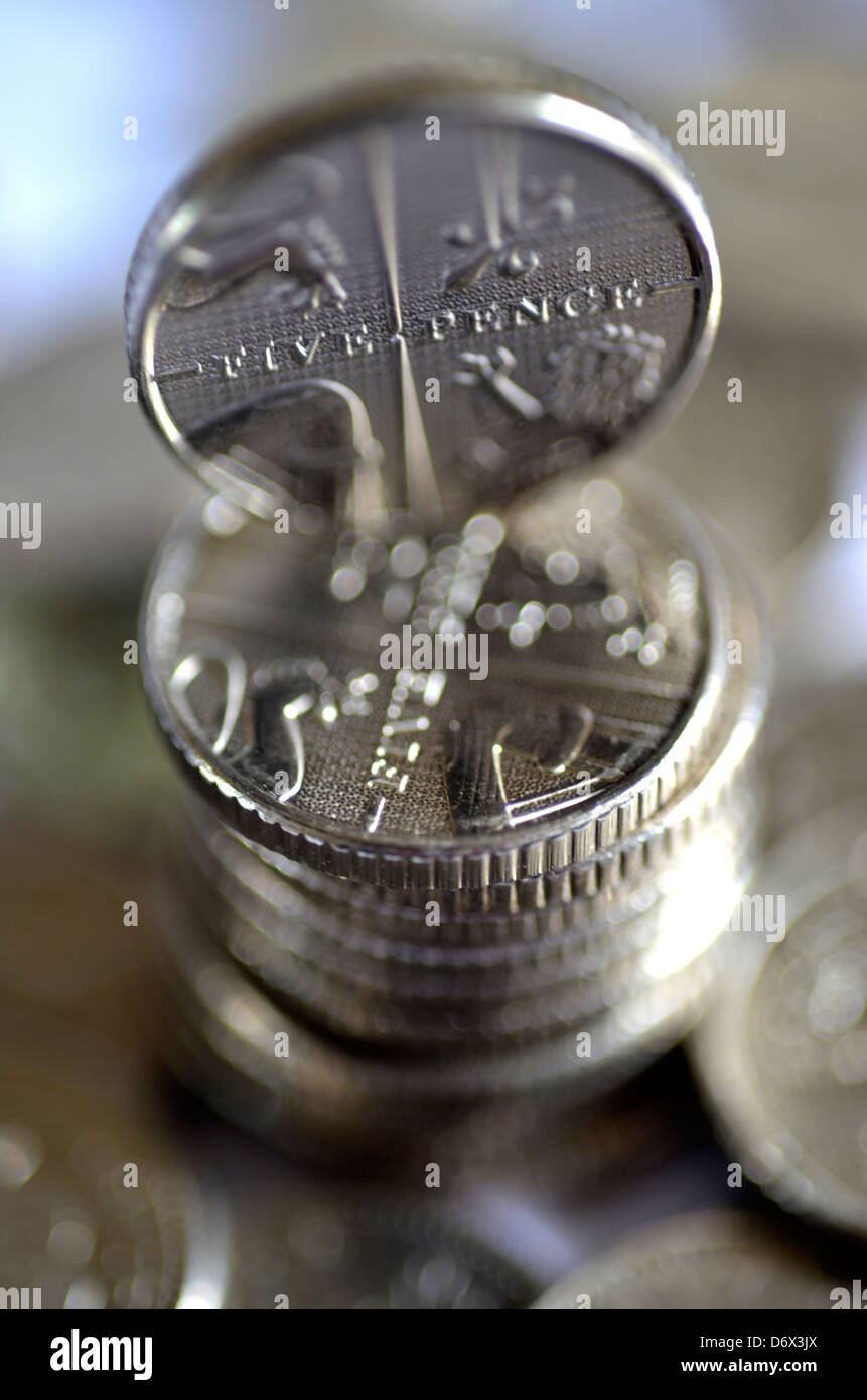 Una pila di 5 pence monete. Foto Stock