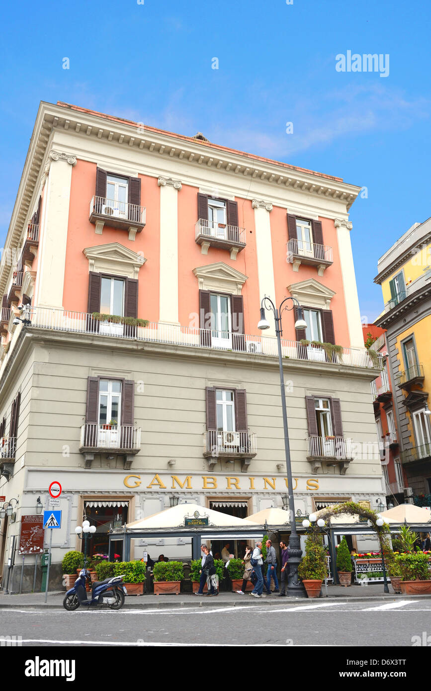 Caffè Gambrinus è una storica e antica Napoli fondata nel 1860 dove i turisti possono assaggiare il famoso caffè napoletano Foto Stock