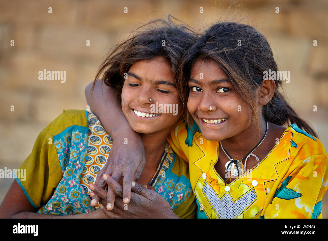 Ritratto di giovane sorridente india bambini ragazze, Jaisalmer, India Foto Stock