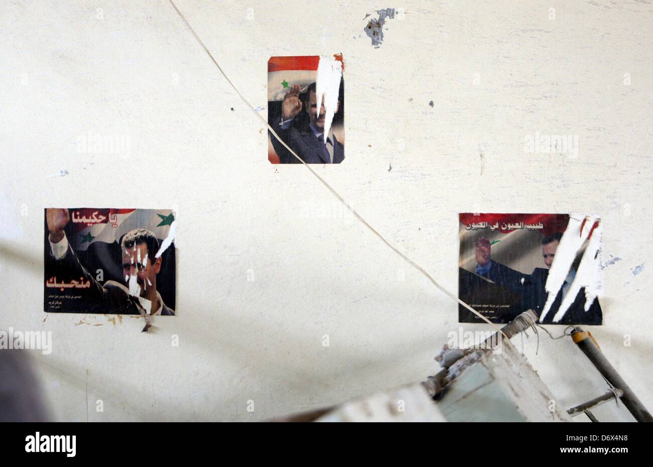 Darkoush, Siria. Aprile 23, 2013. Tre photographes di Bashar Al-Assad in una cella di prigione centrale su Darkoush, Siria. Aprile 23, 2013. . Il carcere è stato bombardato da scontri tra forze Al-Assad e tassa i combattenti dell Esercito tre mesi fa. Credito: Gallo Immagini / Alamy Live News Foto Stock