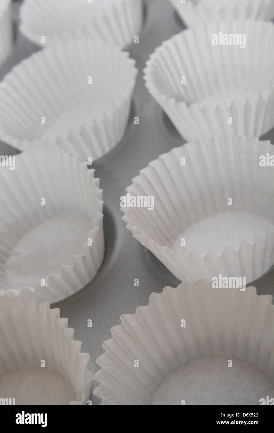 Immagine del bianco pirottini muffin nel vassoio Foto Stock