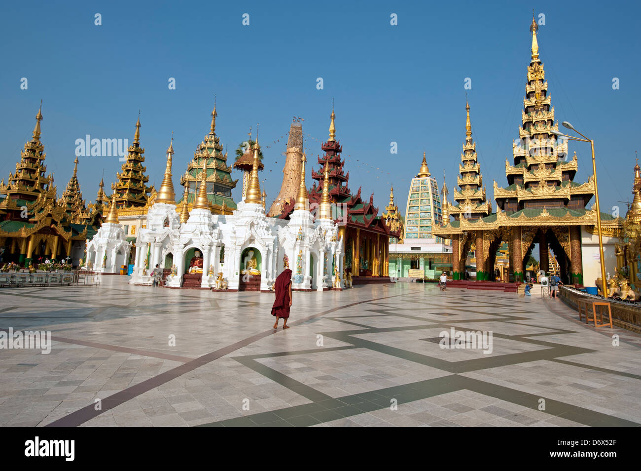 Monaco buddista passeggiate intorno alla Shwedagon pagoda Yangon Myanmar (Birmania) Foto Stock