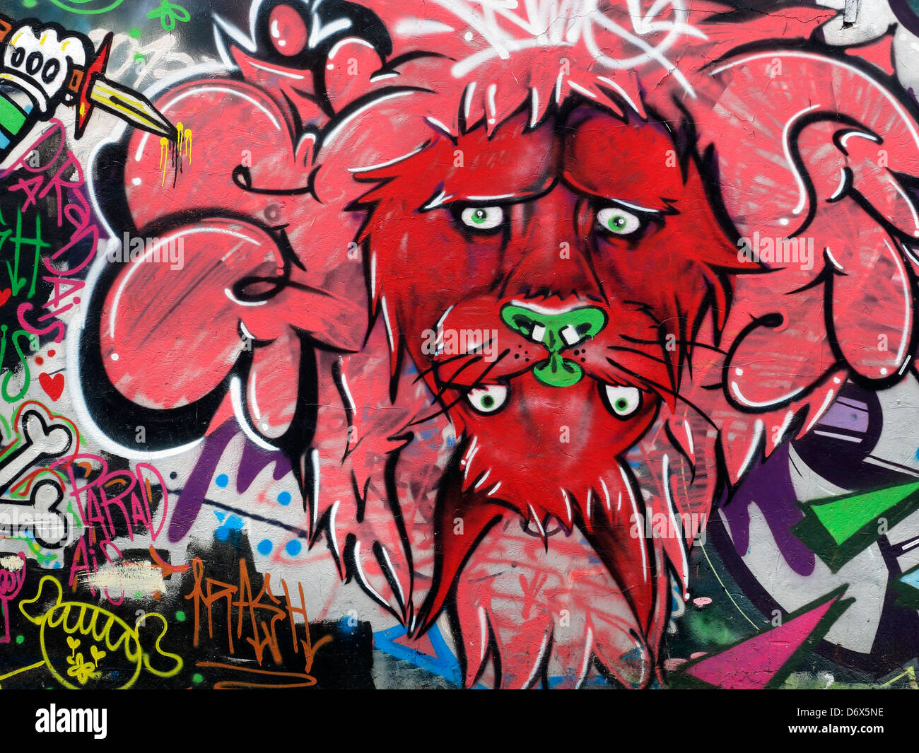 Fantasy street art graffiti di astratta lion a Bogotà, in Colombia. Foto Stock