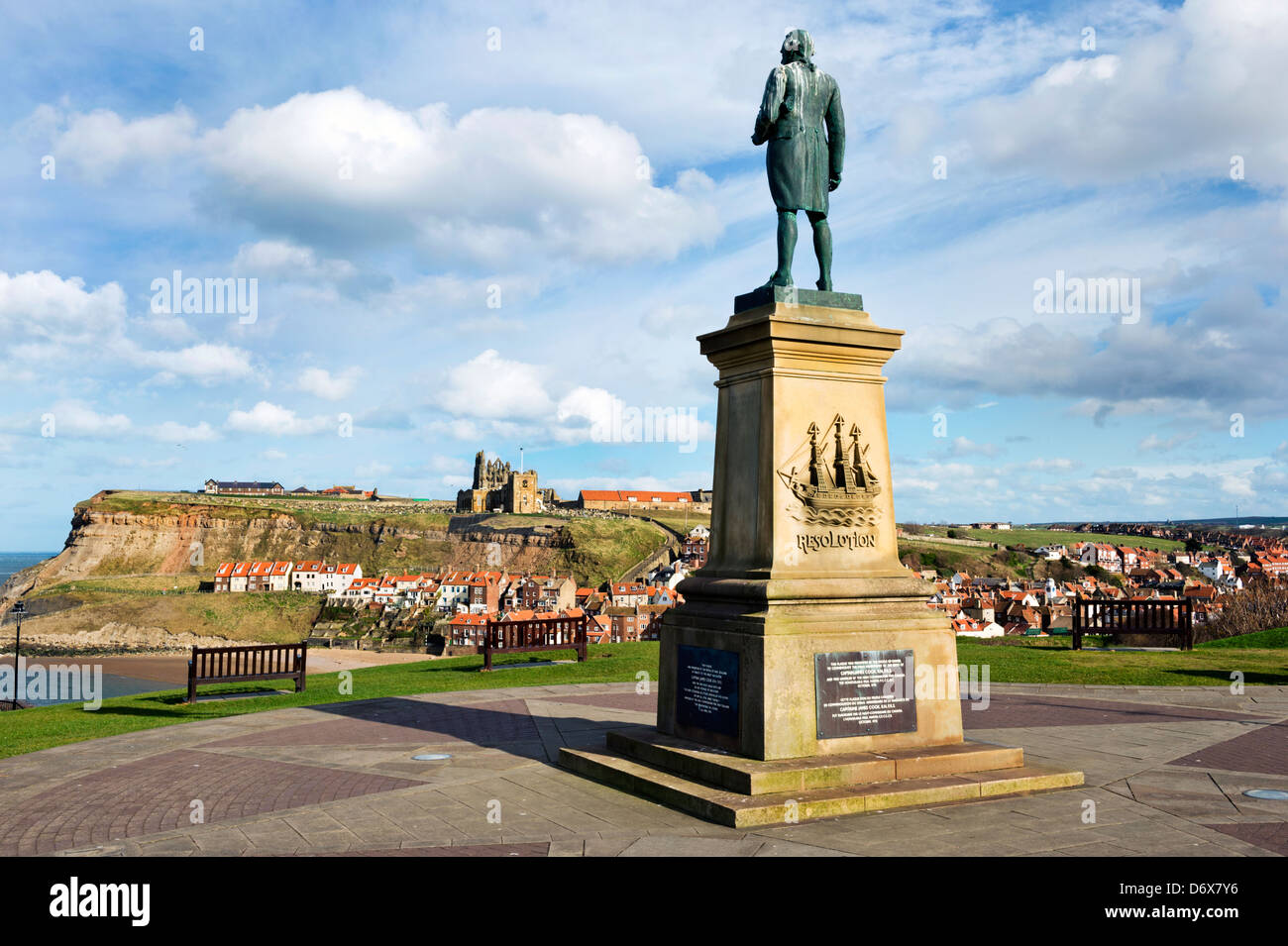 Il capitano James Cook statua che domina il porto a Whitby, North Yorkshire Regno Unito. Foto Stock