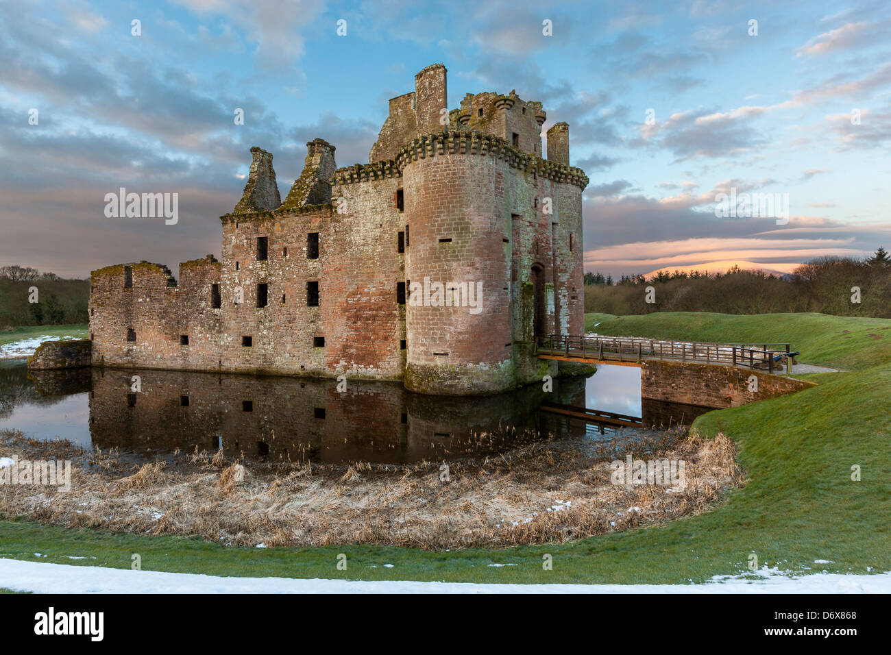 Una vista verso Caerlaverock Castle, Dumfries and Galloway, Scozia, Regno Unito, Europa. Foto Stock