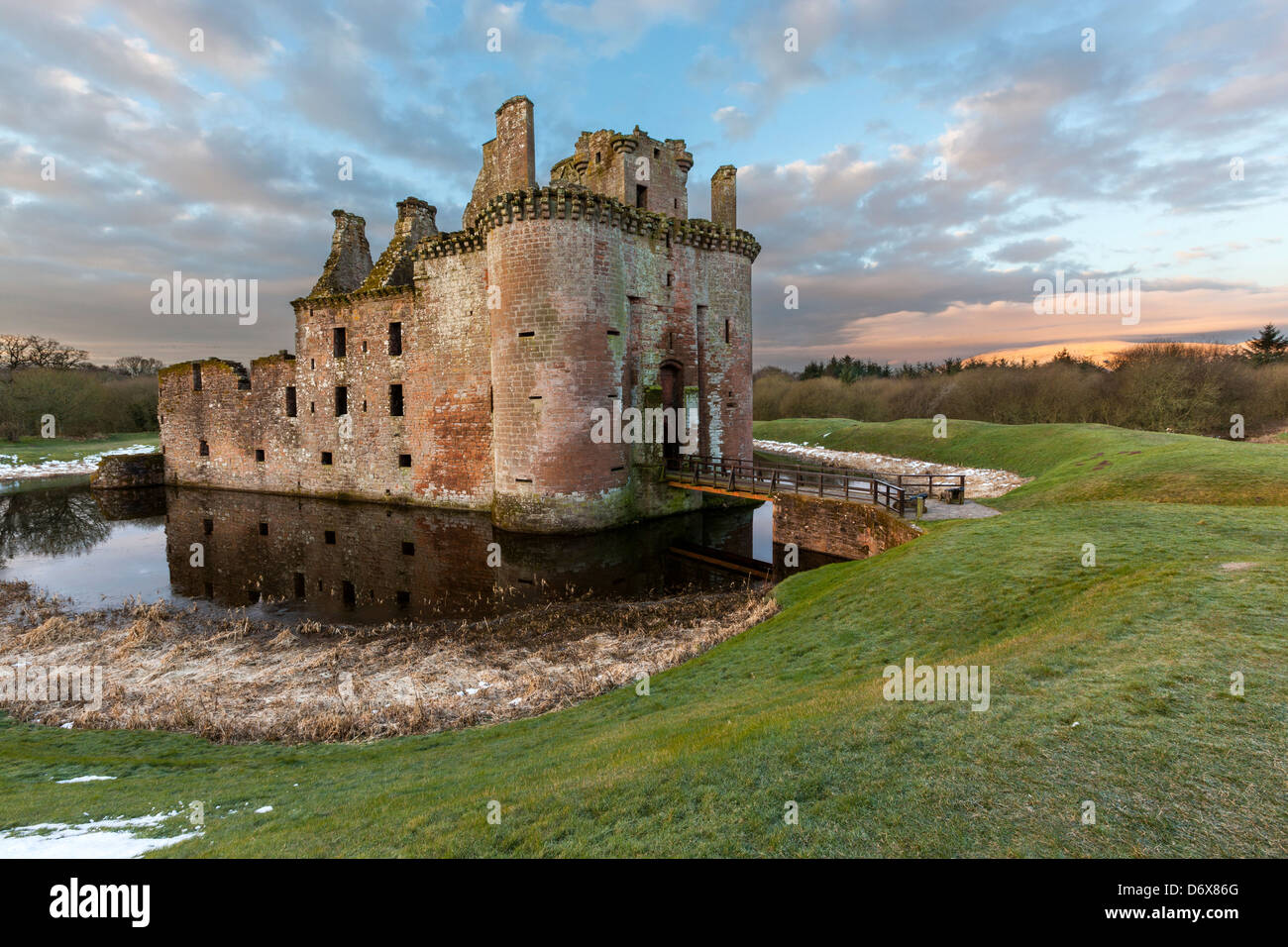 Una vista verso Caerlaverock Castle, Dumfries and Galloway, Scozia, Regno Unito, Europa. Foto Stock
