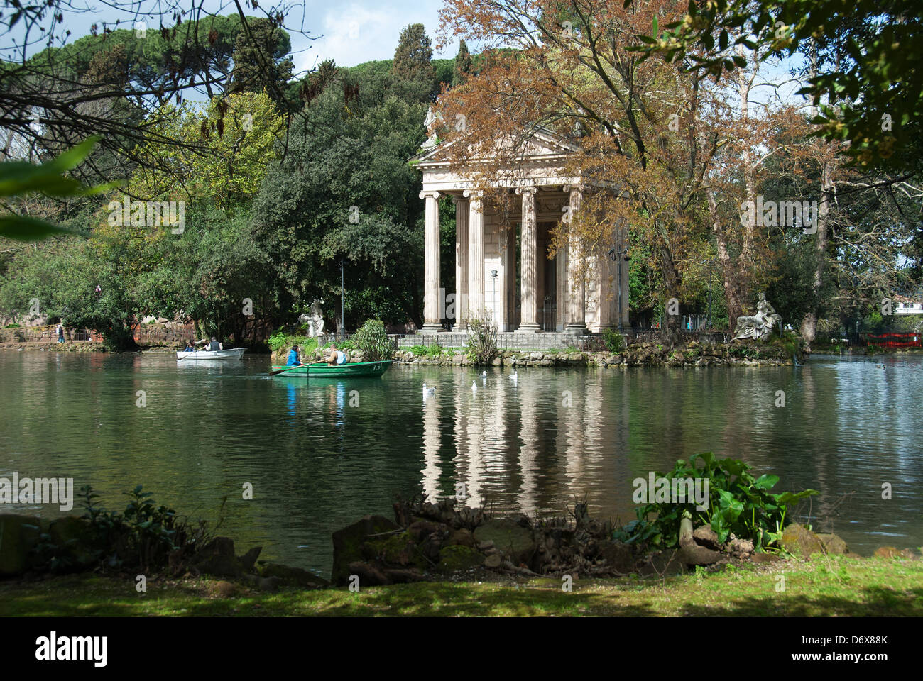 Roma, Italia. Il lago in barca e il Tempio di Esculapio follia nei giardini di Villa Borghese. 2013. Foto Stock