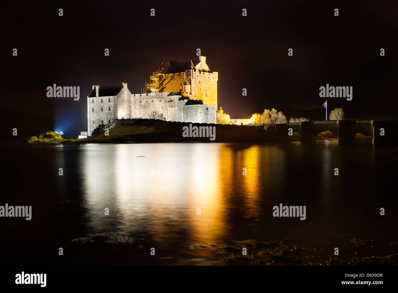 Eilean Donan Castle e Loch Duich, Dornie, Highland, Scozia, Regno Unito, Europa. Foto Stock