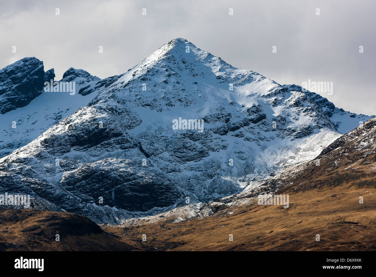 Una vista verso Sgurr nan Gillean, Black Gamma Cuillins, Isola di Skye, Ebridi Interne, Scotland, Regno Unito, Europa. Foto Stock