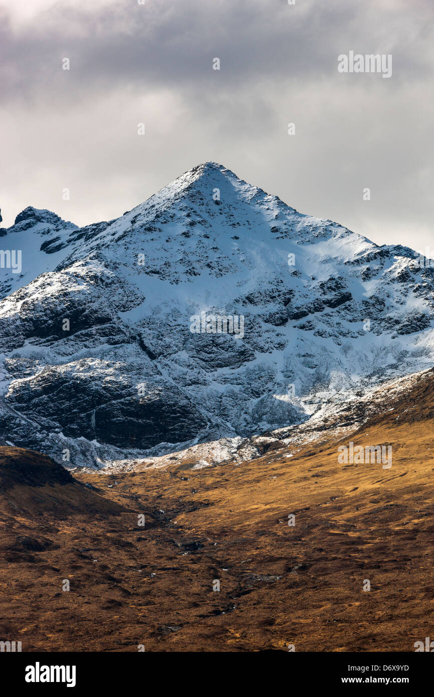 Una vista verso Sgurr nan Gillean, Black Gamma Cuillins, Isola di Skye, Ebridi Interne, Scotland, Regno Unito, Europa. Foto Stock