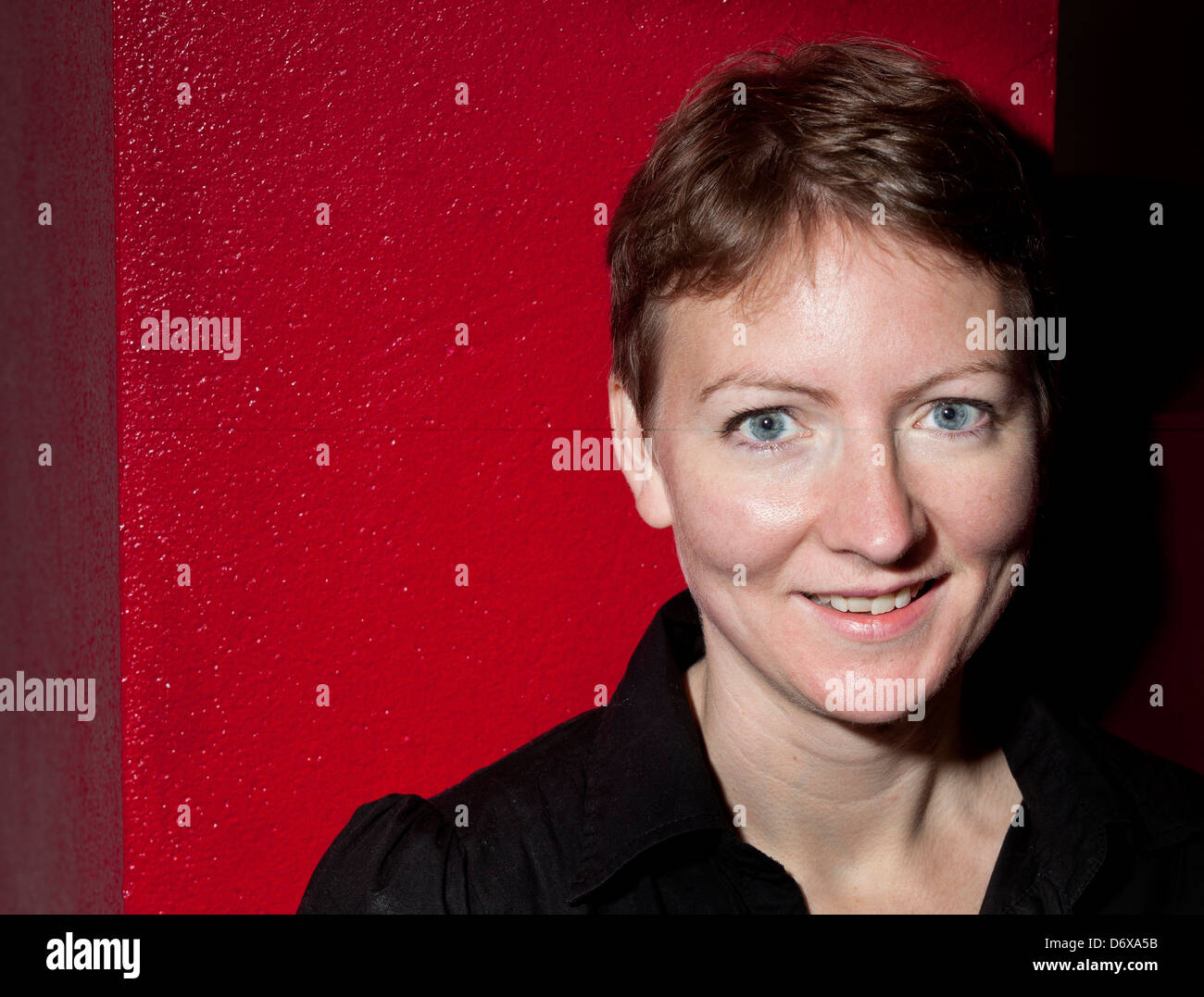 Premiato il drammaturgo Zinnie Harris. Direttore associato della traversa teatro da aprile 2015. Foto Stock