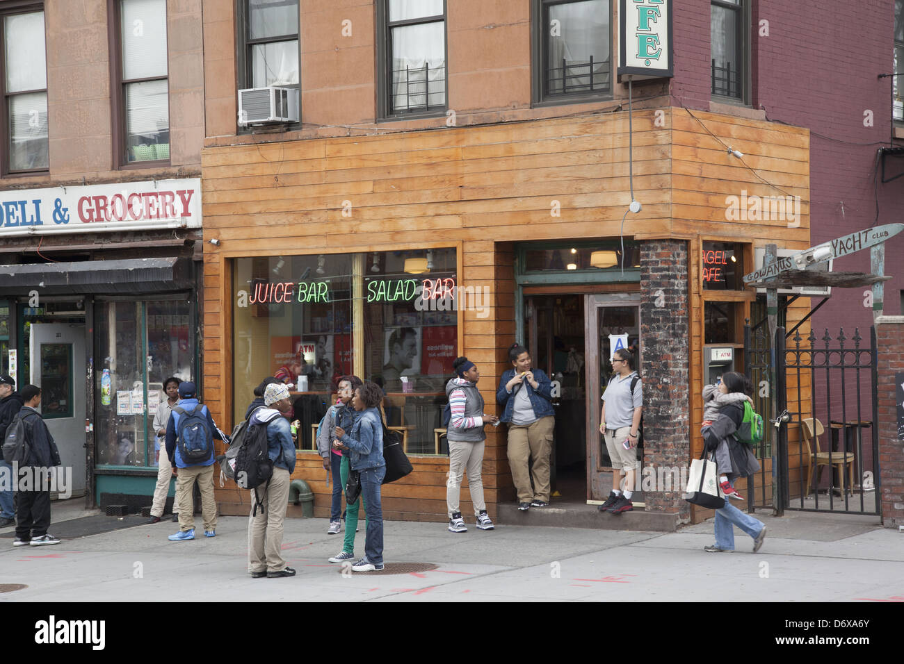 Alta scuola bambini appendere fuori su Smith Street nel Carroll Gardens quartiere dopo la scuola a Brooklyn, New York. Foto Stock