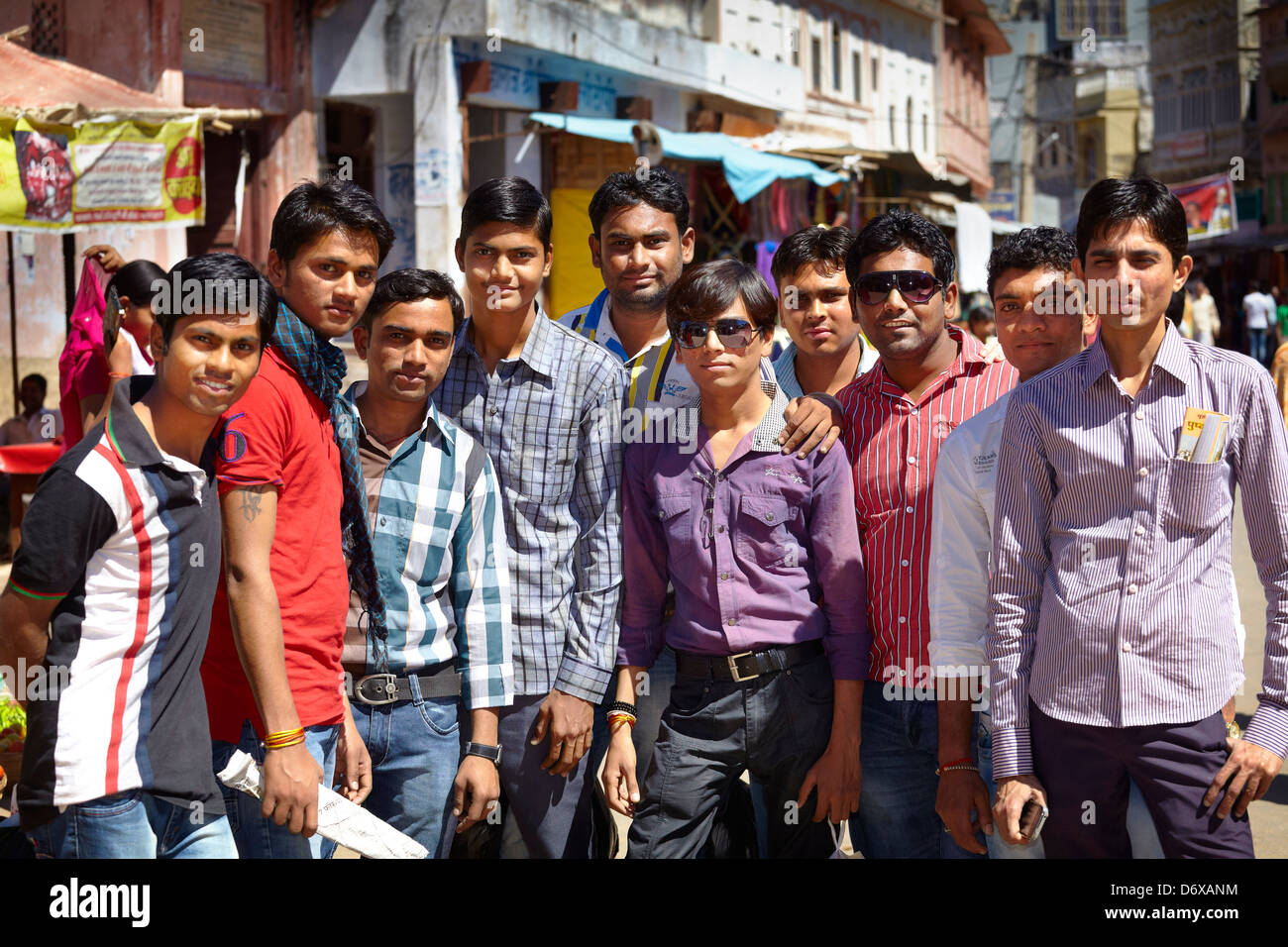 Pushkar street scene, ritratto di un gruppo di giovani uomini in India, Pushkar, Rajasthan, India Foto Stock