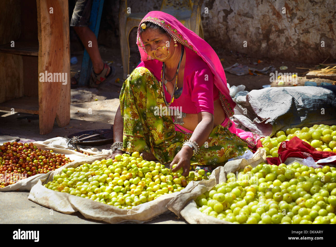 Pushkar street scene, Donna vendita di frutta, Pushkar, Rajasthan, India Foto Stock