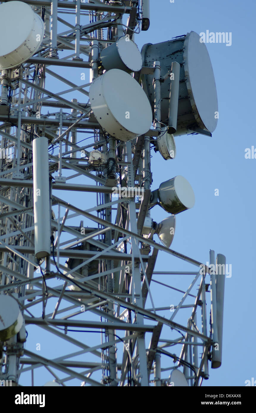 La radio e la TV Antenna Torre maschera trasmettitore piatto a microonde Foto Stock