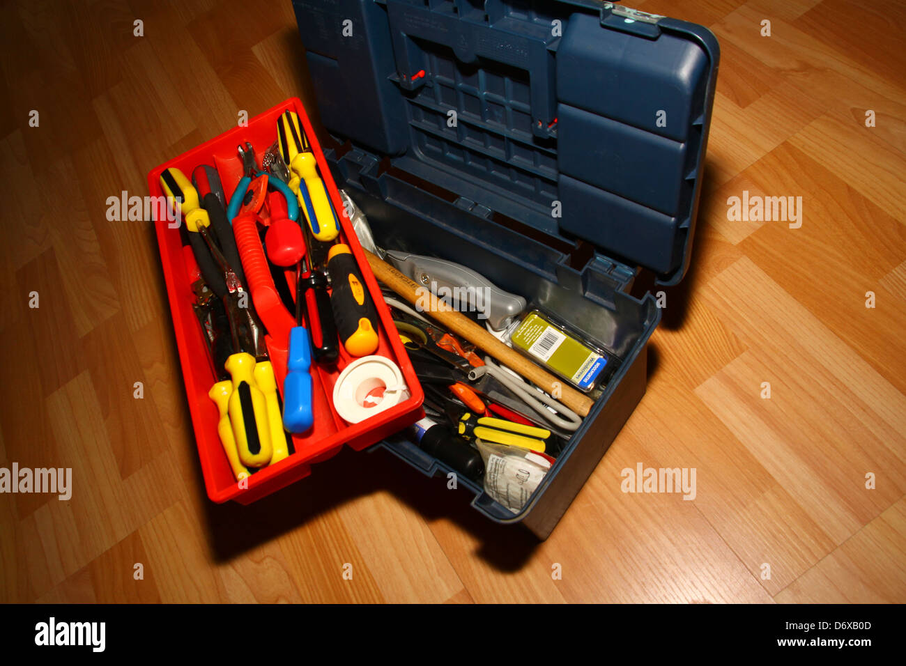 Fai-da-te domestico tool box con comuni strumenti di uso domestico Foto Stock