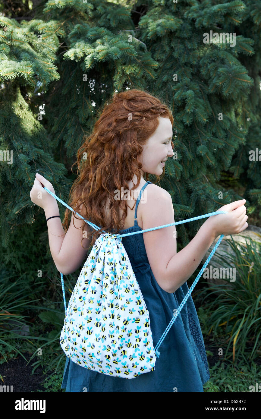 8 anno vecchia ragazza con back pack. Foto Stock