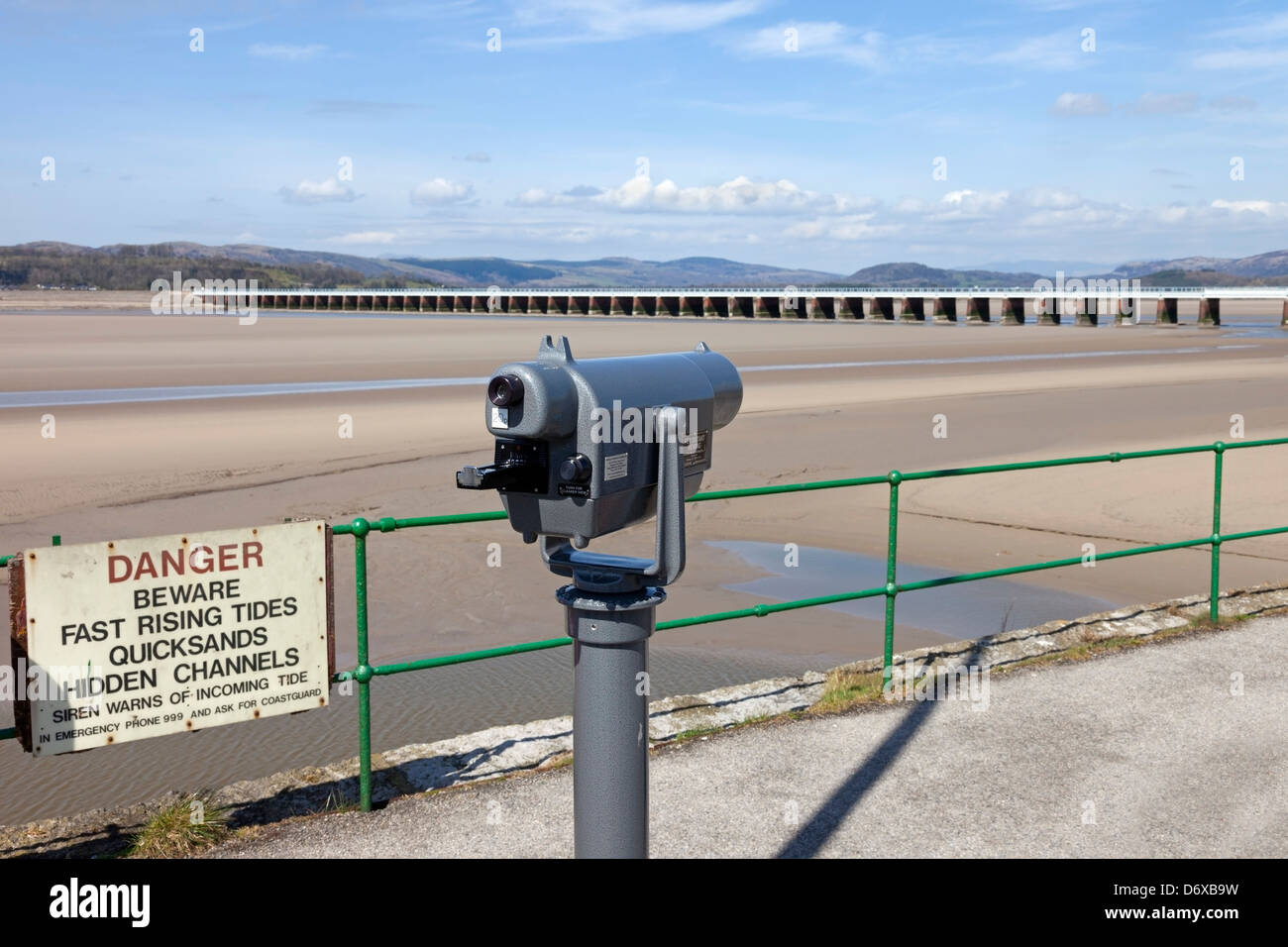 Visualizzazione di telescopio e segnaletica di pericolo con la Kent viadotto dietro visto da Arnside Pier, Arnside Cumbria Regno Unito Foto Stock