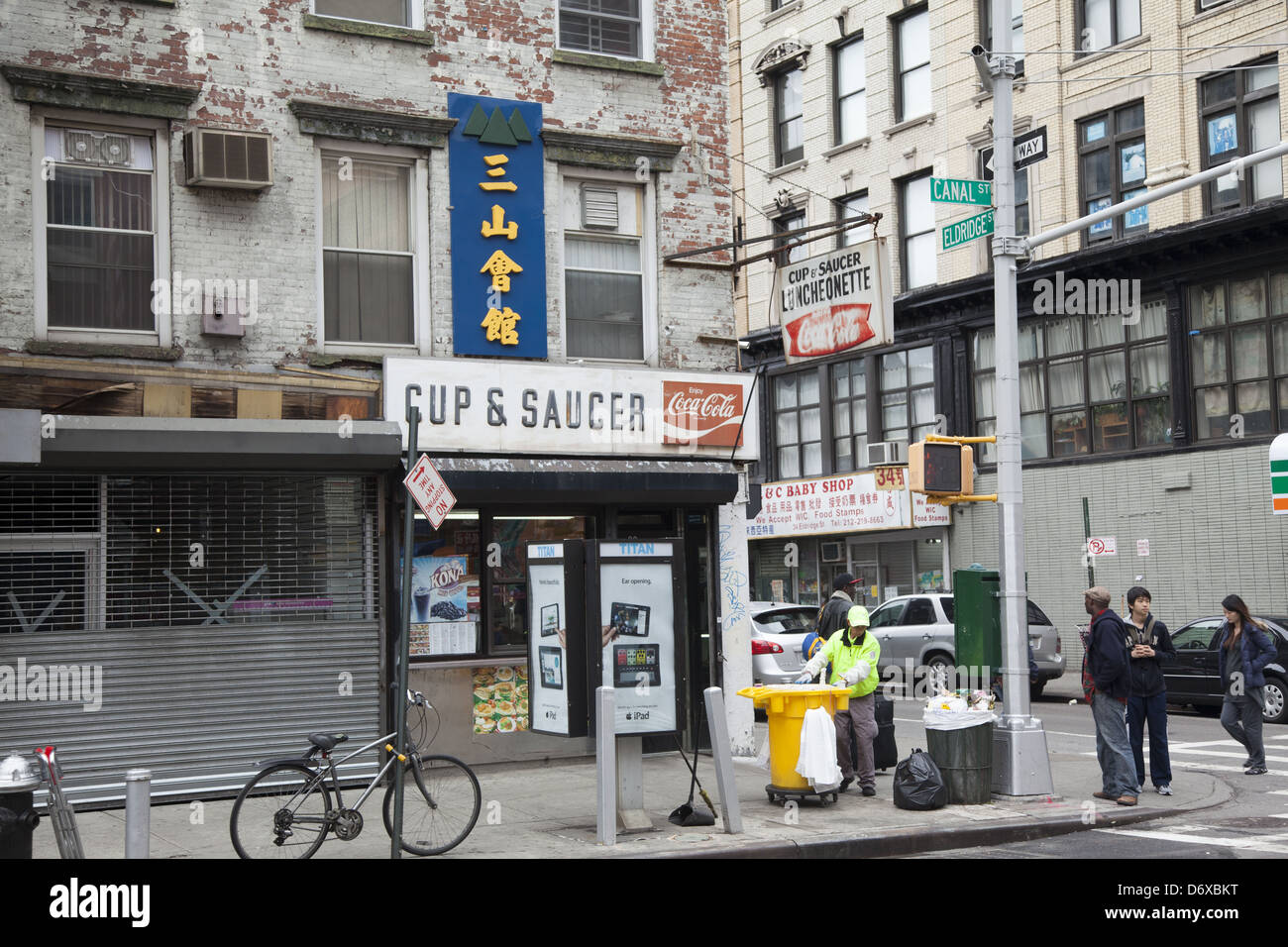 Il classico Cup & Saucer Diner su Canal Street sul lato est più basso è stato lo stesso per decenni. NYC Foto Stock