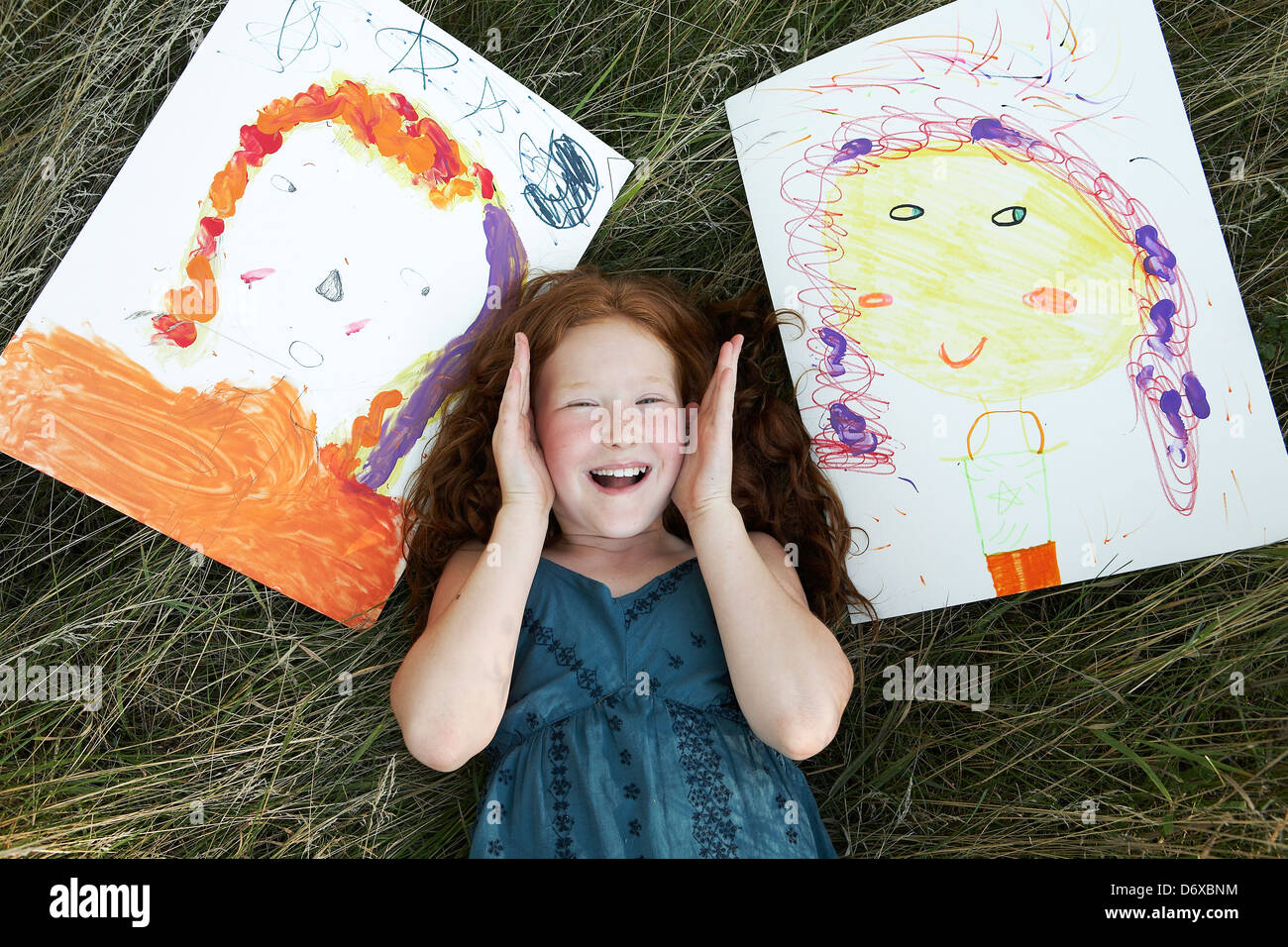9 anno vecchia ragazza con i suoi autoritratti dipinti Foto Stock