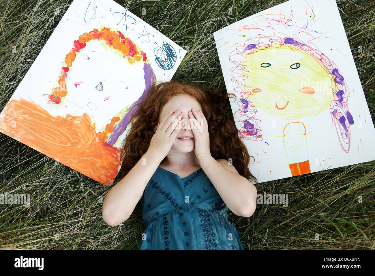 9 anno vecchia ragazza con i suoi autoritratti dipinti Foto Stock