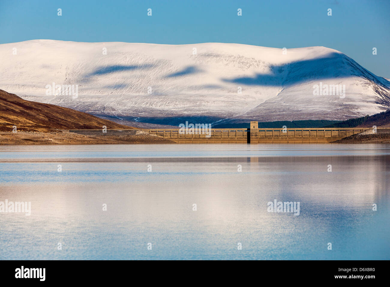 Il Loch Glascarnoch, Wester Ross nel Nord Ovest Highlands della Scozia, Regno Unito, Europa Foto Stock