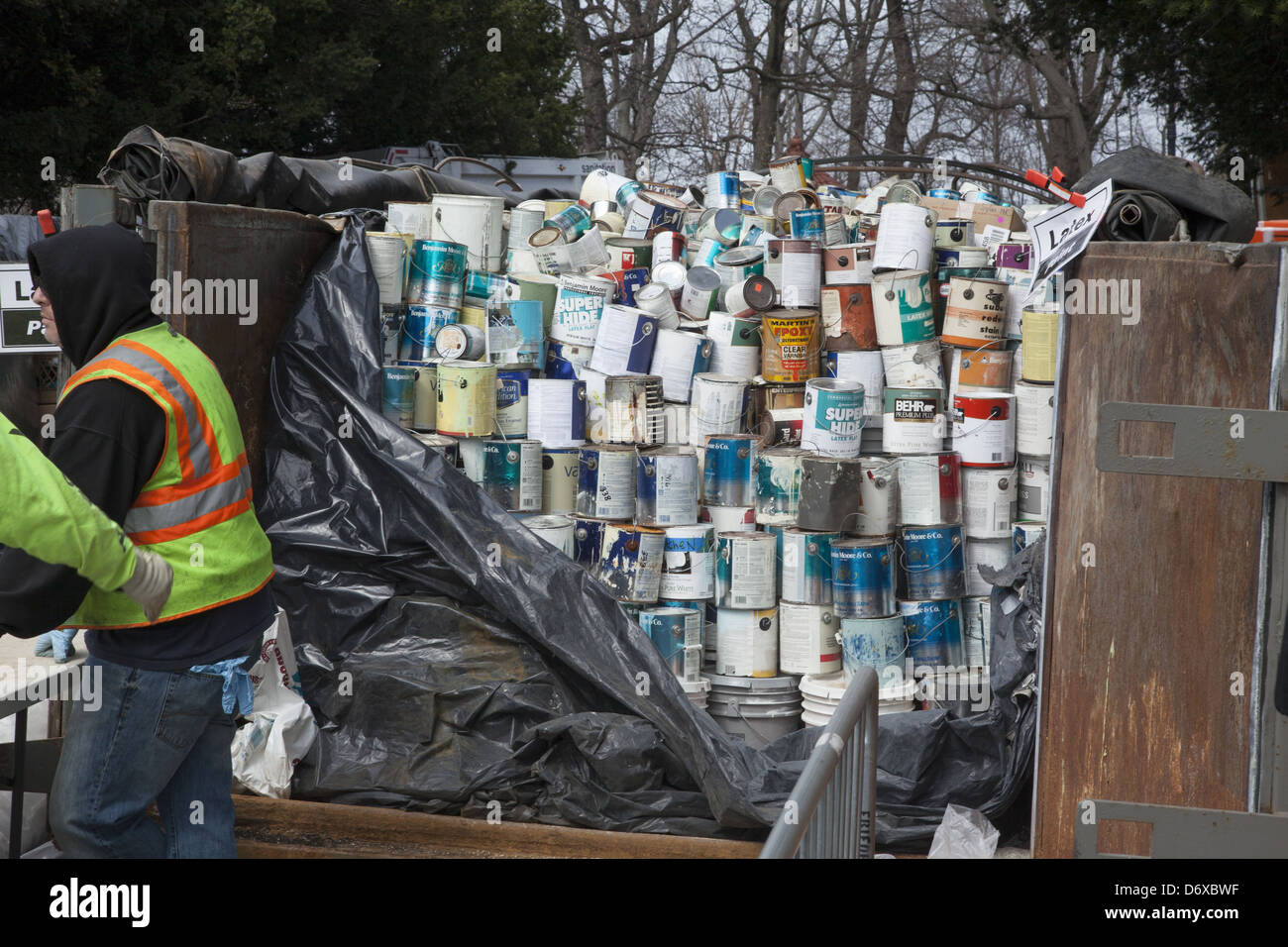 NYC Dipartimento di Igiene, Ufficio di presidenza la prevenzione dei rifiuti, dell'elettronica e del riciclaggio dei rifiuti pericolosi drop off giorno Brooklyn, NY Foto Stock