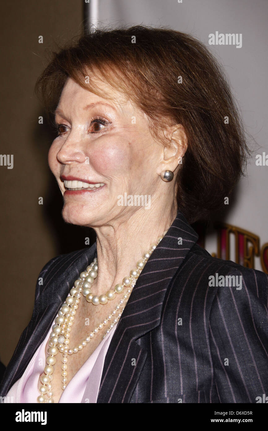 L'attrice Mary Tyler Moore messo su un coraggioso di fronte a partecipare alla serata di apertura del pal Bernadette Peters' stint in Follie il lunedì Foto Stock