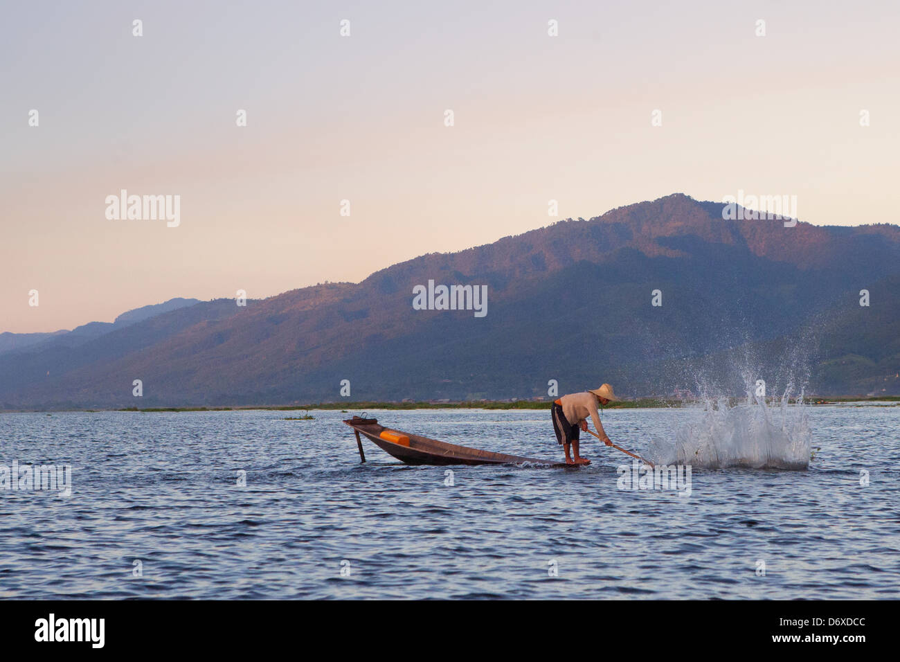 La Birmania Myanmar, Lago Inle pescatore tradizionale da Intha gruppo etnico dello stato Shan la pesca sulla barca di legno. Foto Stock