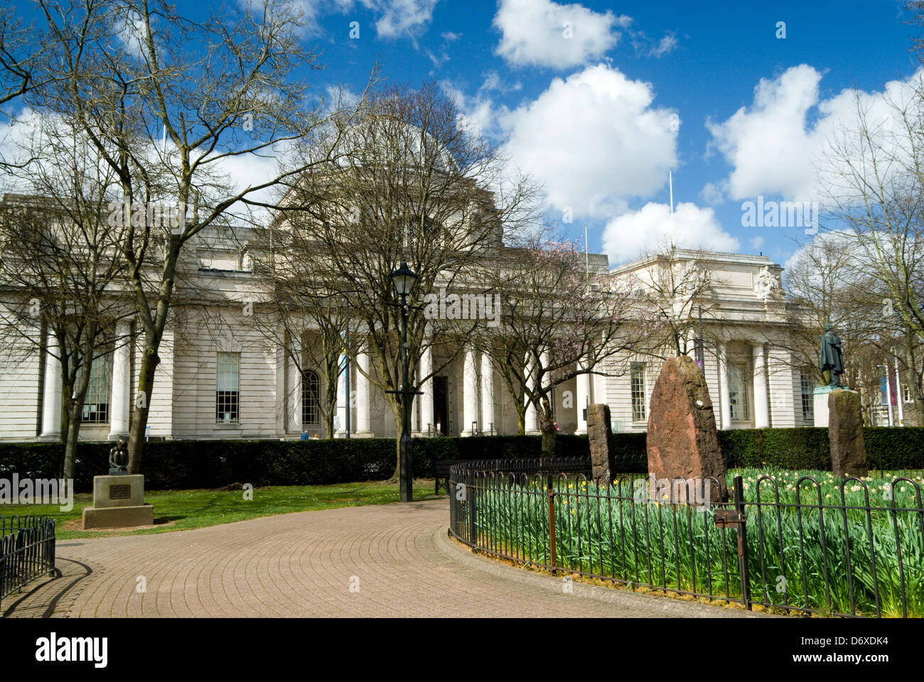 Il Museo nazionale del Galles dal Gorsedd Gardens, Cathays Park, Cardiff, Galles. Foto Stock