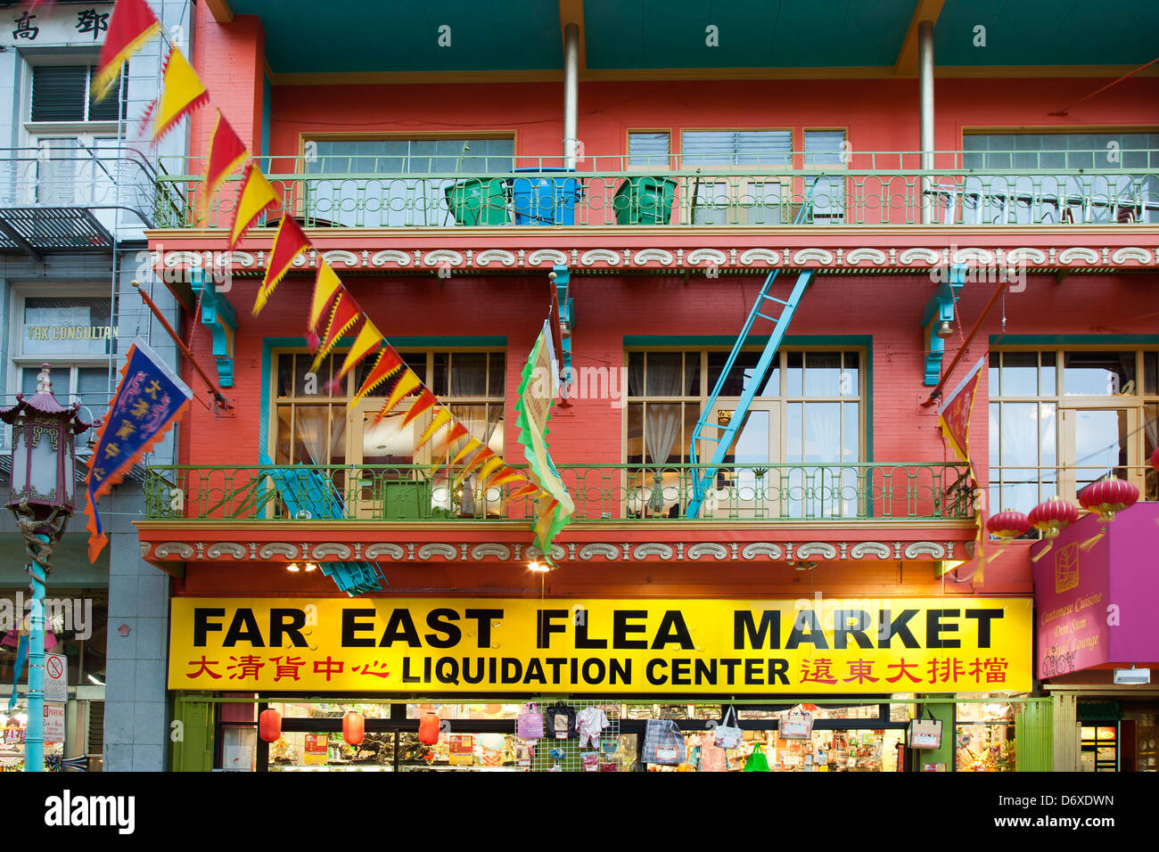 Colorato 'Estremo Oriente mercatino delle pulci", la Chinatown di San Francisco, California USA Foto Stock